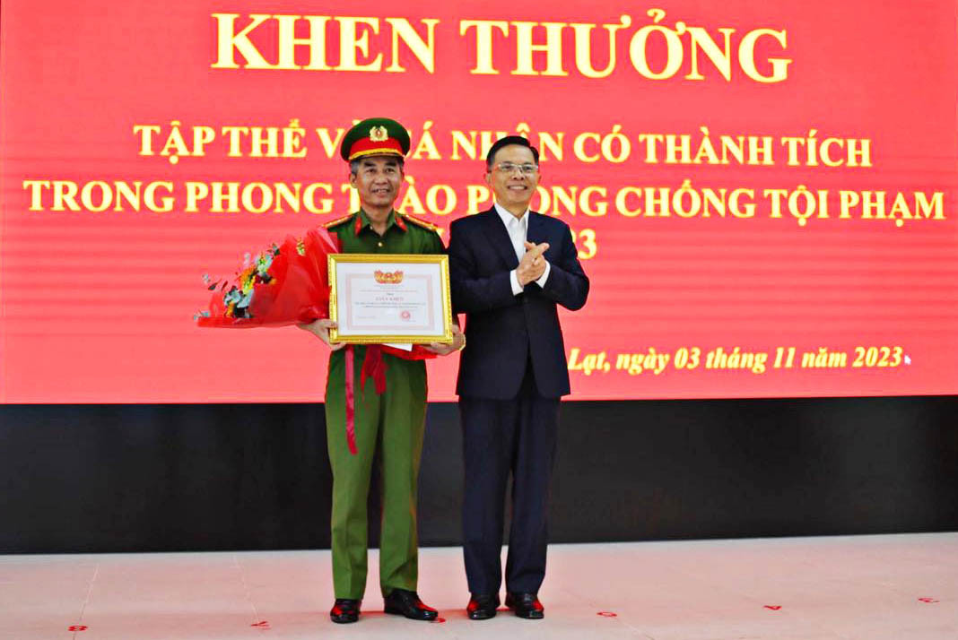 Đại tá Trần Vĩnh Phú, Trưởng Công an TP Đà Lạt, nhận khen thưởng của thành phố