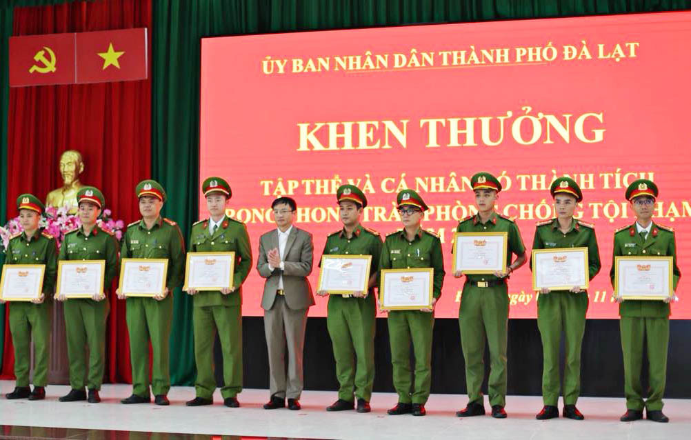 Chủ tịch UBND TP Đà Lạt trao giấy khen cho các cá nhân có thành tích xuất sắc
