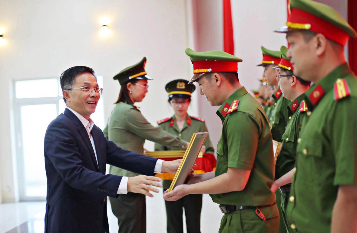 Bí thư Thành ủy trao giấy khen cho các tập thể và cá nhân triệt phá nhiều vụ án phức tạp