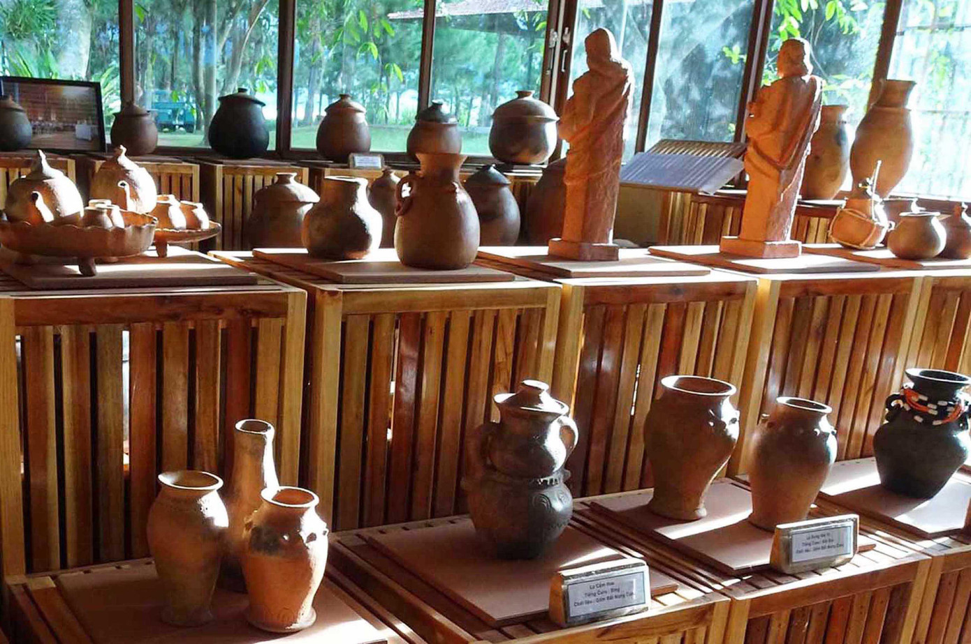 Trưng bày gốm Chu Ru trong nhà thờ