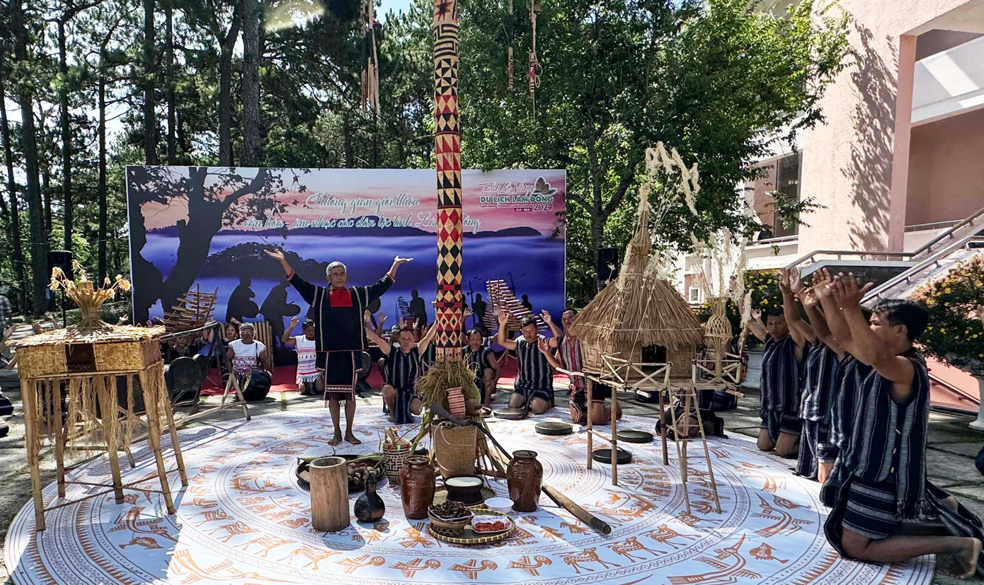 Già làng điều hành nghi lễ cầu mưa. Già làng điều hành nghi lễ cầu mưa.