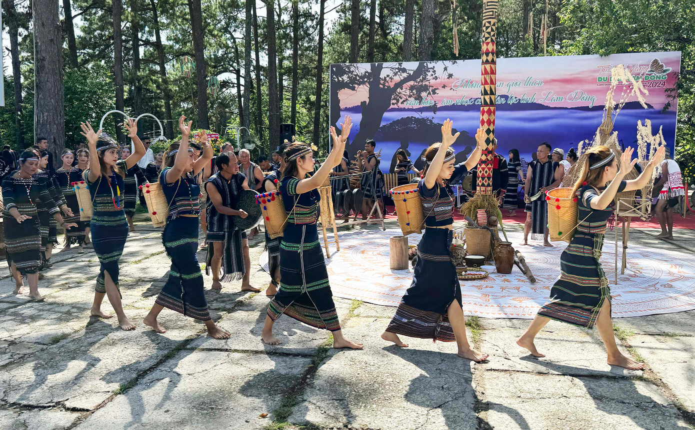Dân làng múa hát tưng bừng. Dân làng múa hát tưng bừng.