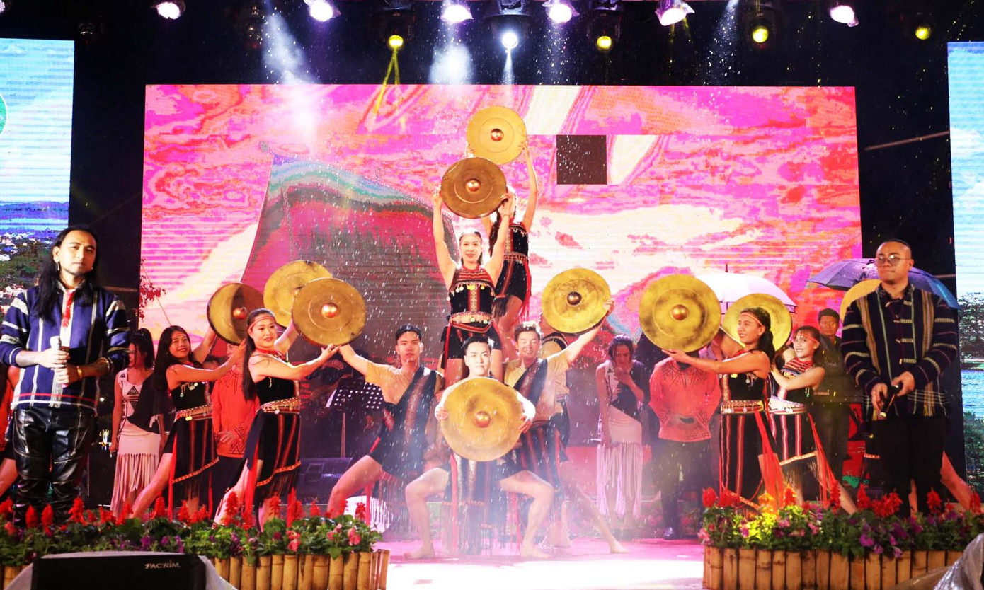 Cảnh diễn trong chương trình văn hóa, nghệ thuật bế mạc tuần lễ vàng du lịch Lâm Đồng.