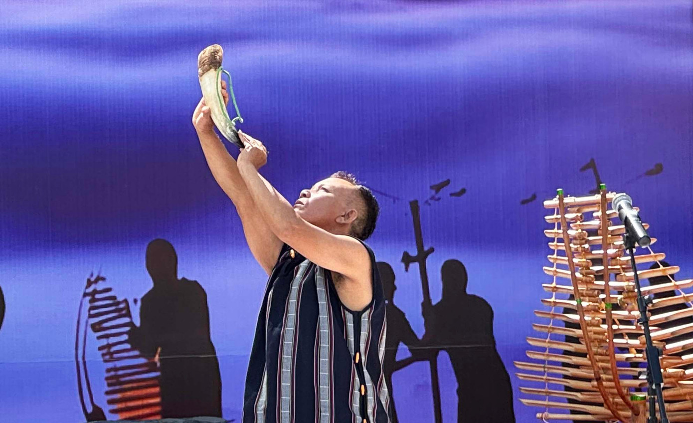 Thổi tù và tụ họp mọi người về dự hội. Thổi tù và tụ họp mọi người về dự hội.