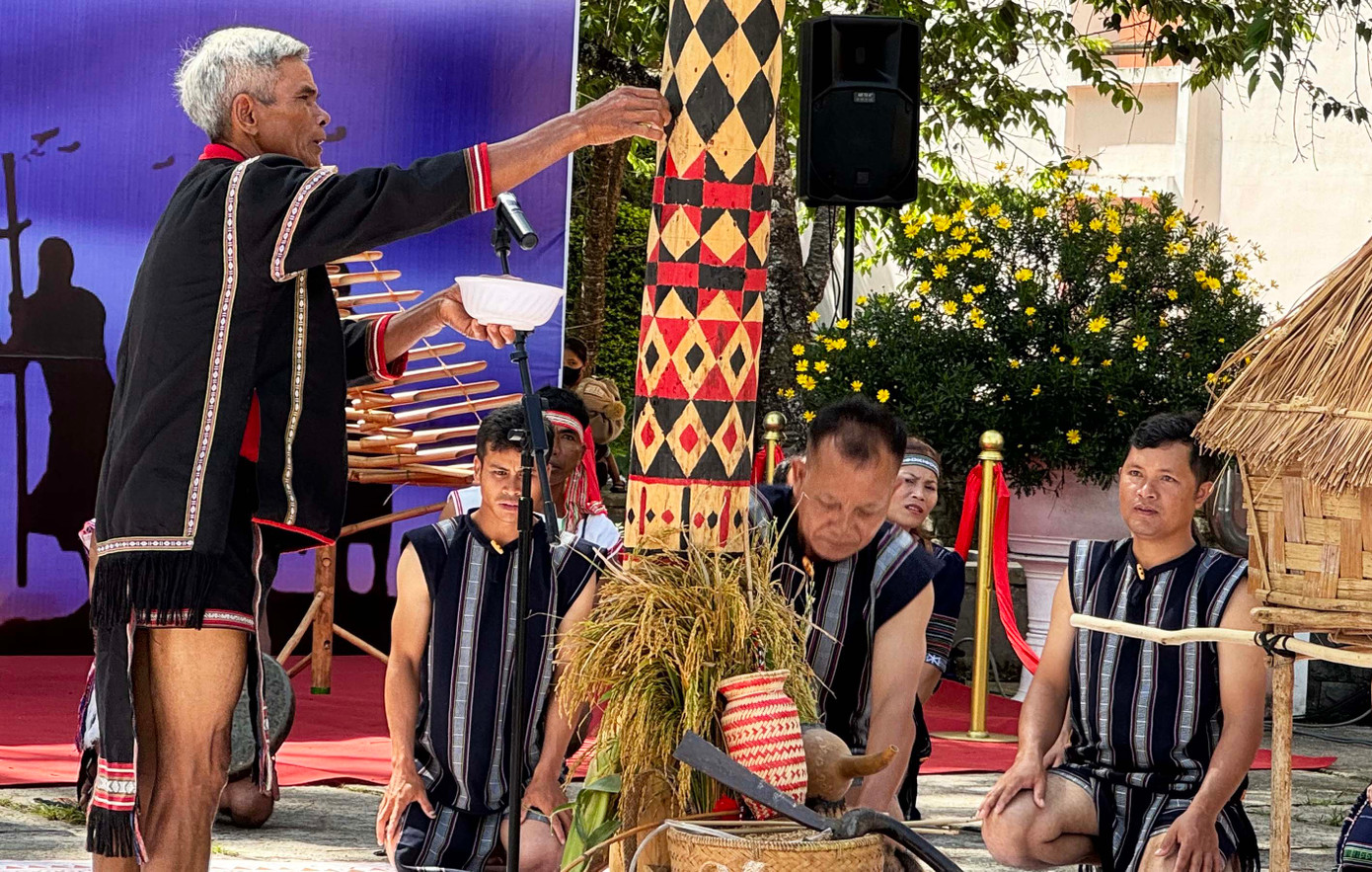 Lấy máu con vật hiến sinh bôi lên cây nêu. Lấy máu con vật hiến sinh bôi lên cây nêu.