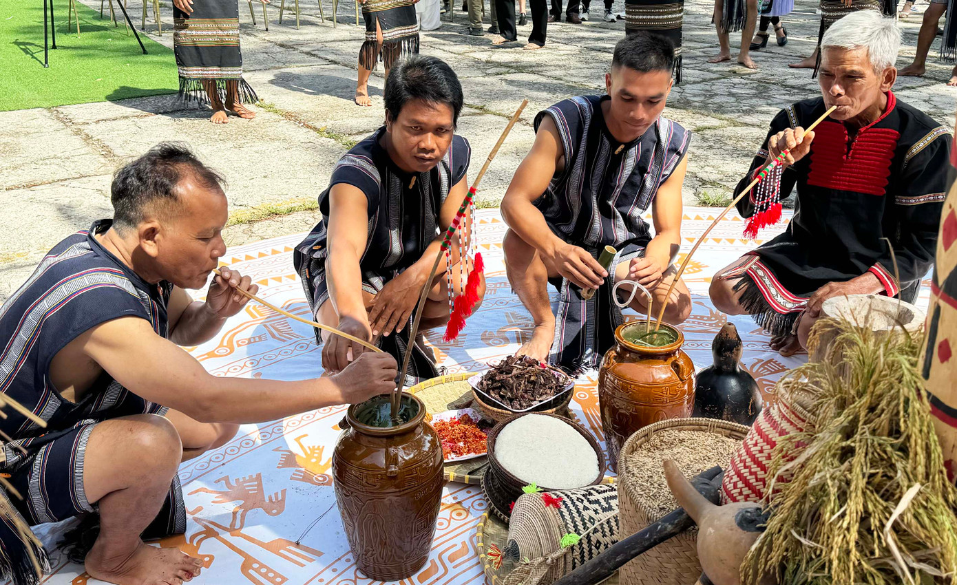 Già làng khai mở ché rượu cần. Già làng khai mở ché rượu cần.