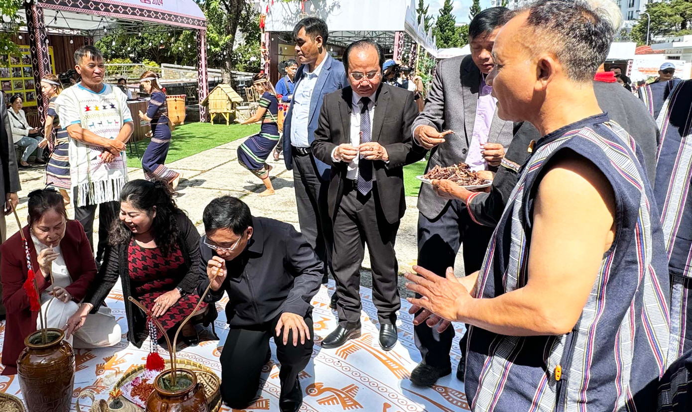 Khách khứa được mời uống rượu và thưởng thức món ăn truyền thống của người K'Ho. Khách khứa được mời uống rượu và thưởng thức món ăn truyền thống của người K'Ho.