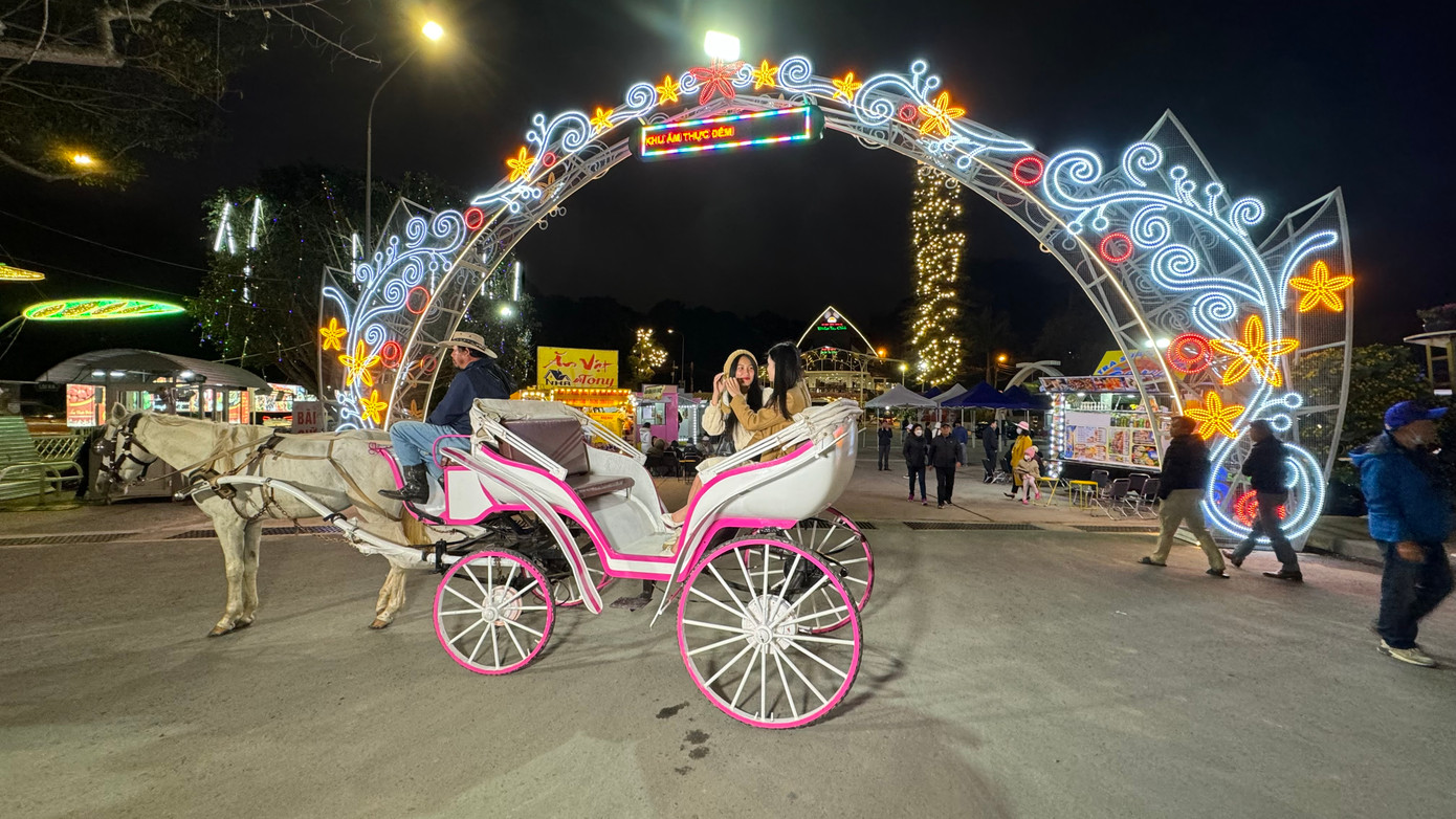 Trước cổng Khu ẩm thực đêm tại Vườn hoa Đà Lạt. Trước cổng Khu ẩm thực đêm tại Vườn hoa Đà Lạt.