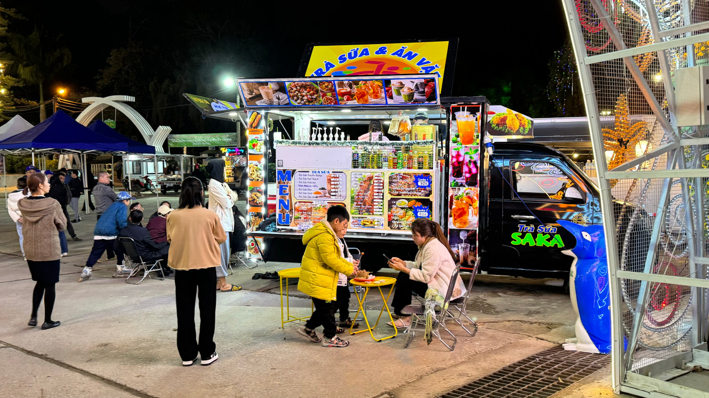 Một góc Khu ẩm thực đêm. Một góc Khu ẩm thực đêm.