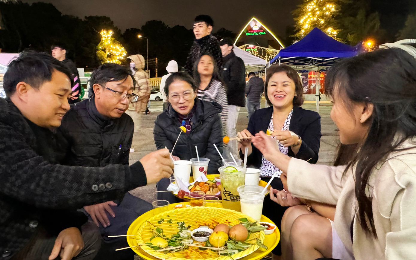 Trải nghiệm ở Khu ẩm thực đêm Vườn hoa Đà Lạt. Trải nghiệm ở Khu ẩm thực đêm Vườn hoa Đà Lạt.