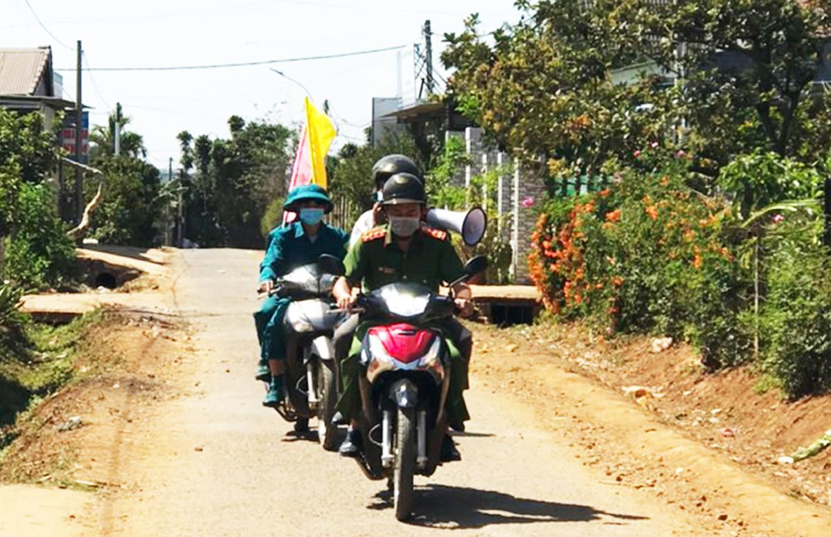 Đến từng thôn tuyên truyền các biện pháp phòng chống COVID-19