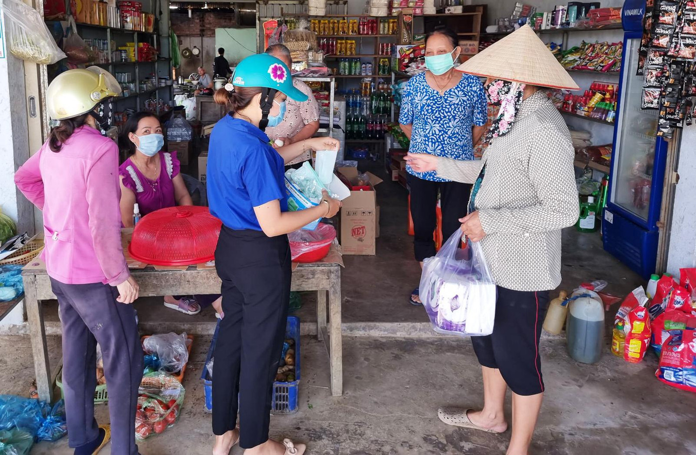 Phát tờ rơi tuyên truyền biện pháp phòng ngừa dịch bệnh