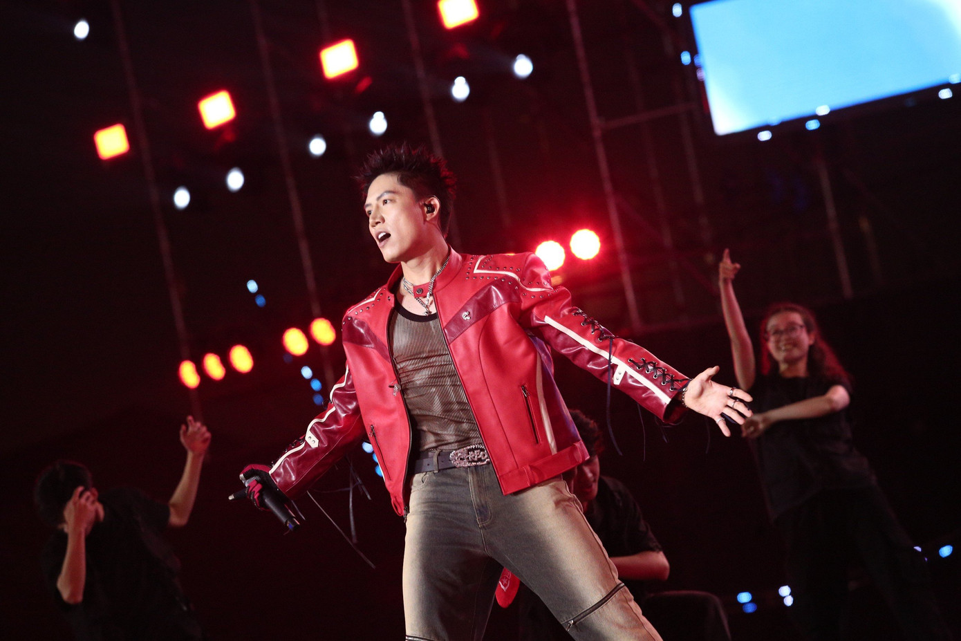 Ca sĩ Anh Tú "cháy" hết mình trên sân khấu. Ca sĩ Anh Tú "cháy" hết mình trên sân khấu.