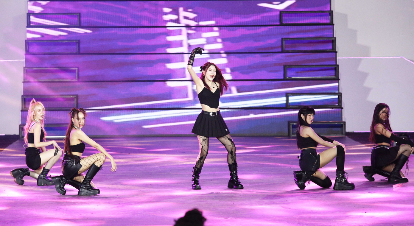 Nhóm nhạc Thái Lan De GIFT' biểu diễn tại đêm chung kết. Nhóm nhạc Thái Lan De GIFT' biểu diễn tại đêm chung kết.