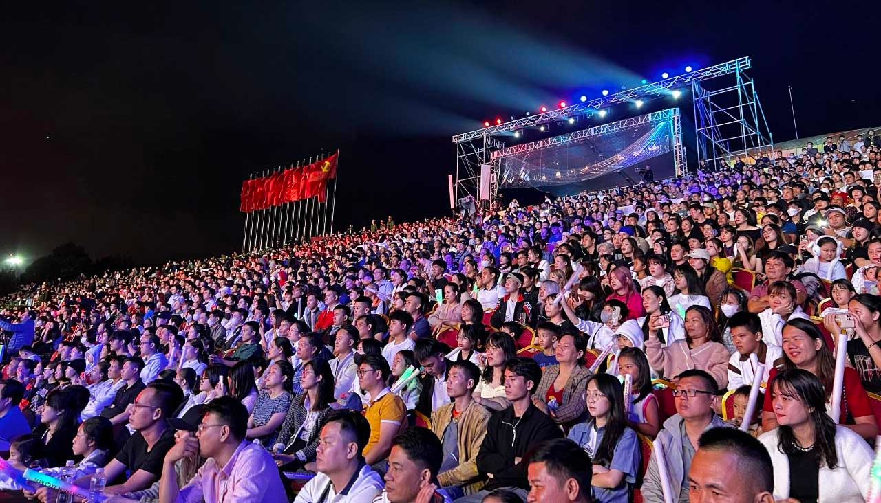 Quảng trường Lâm Viên đông nghẹt người đến xem vũ đạo. Quảng trường Lâm Viên đông nghẹt người đến xem vũ đạo.