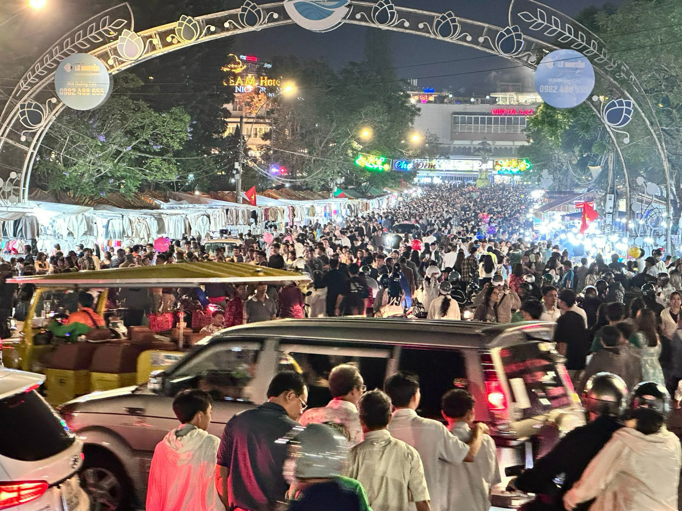 Chợ đêm Đà Lạt đông nghẹt khách.