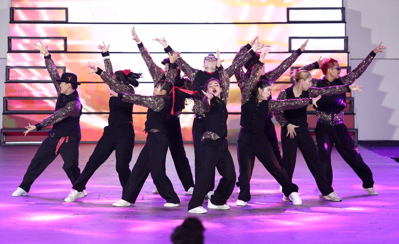 Tiết mục của nhóm Planet Lock. Tiết mục của nhóm Planet Lock.