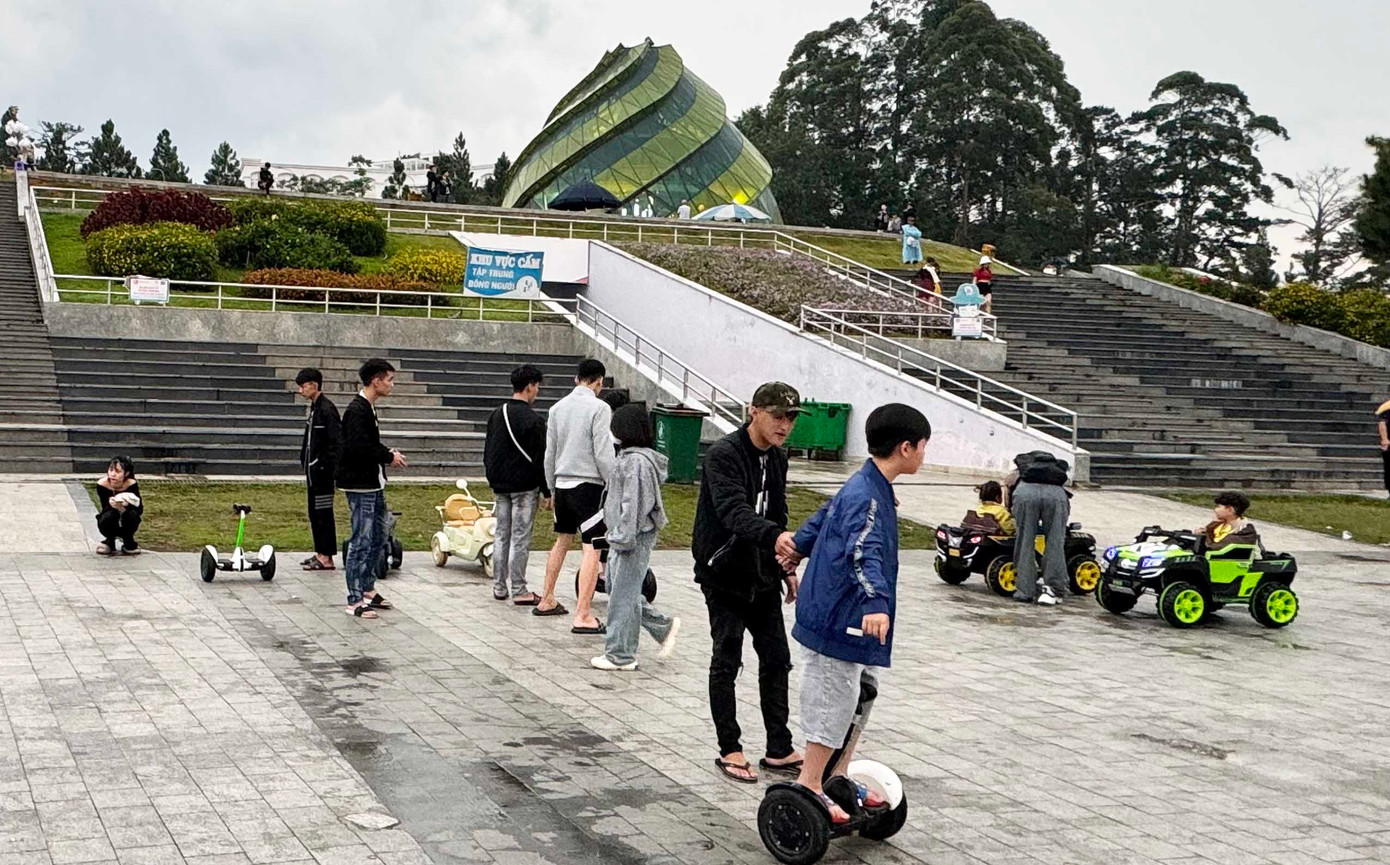 Các thanh thiếu nhi vui chơi trên quảng trường.