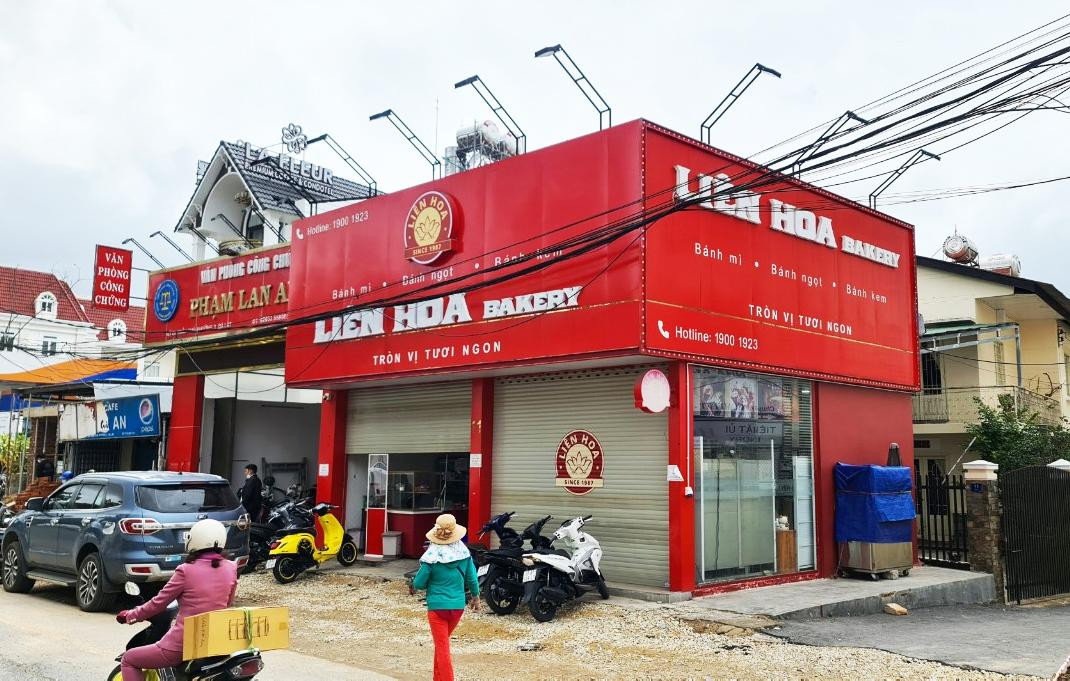 Tiệm bánh Liên Hoa trên đường Trần Phú vừa bị xử phạt Tiệm bánh Liên Hoa trên đường Trần Phú vừa bị xử phạt