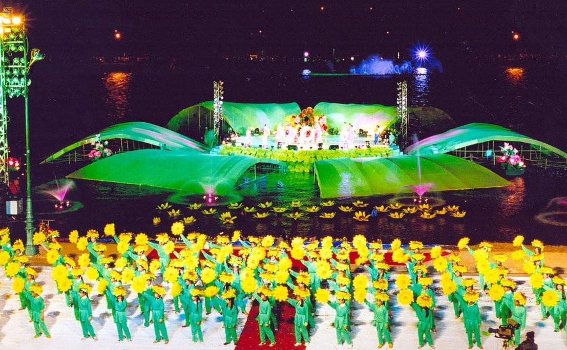 Cảnh diễn nghệ thuật tại Festival hoa Đà Lạt Cảnh diễn nghệ thuật tại Festival hoa Đà Lạt