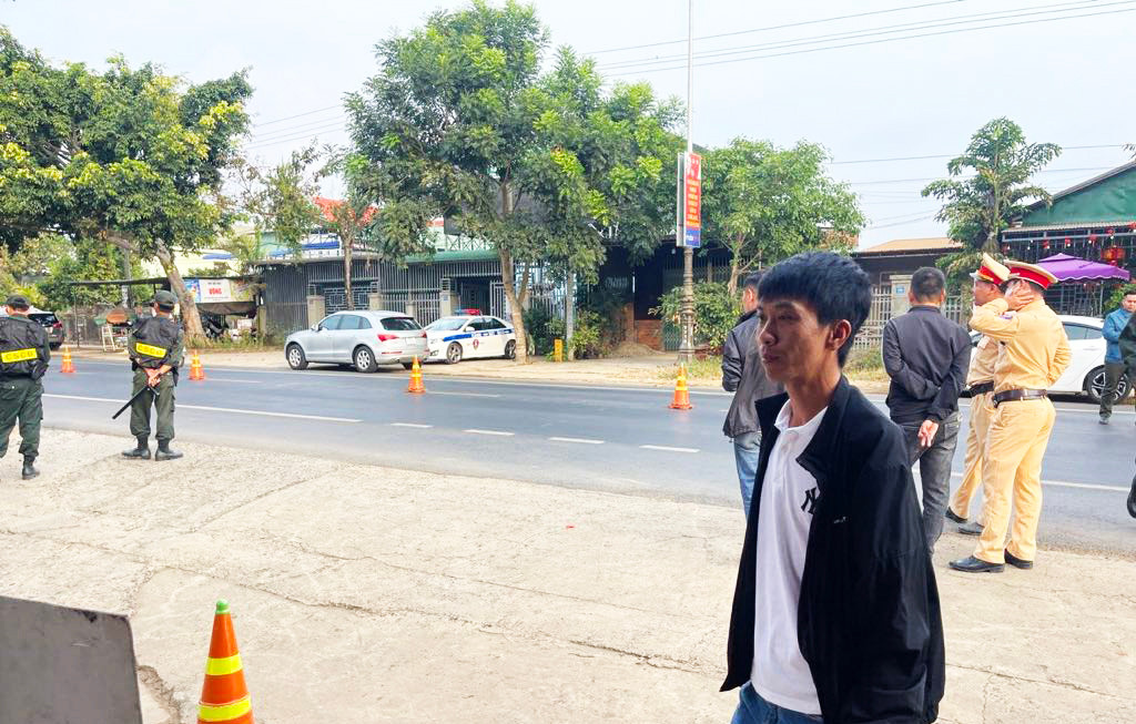 Công an chốt chặn trên đường để truy bắt tên cướp