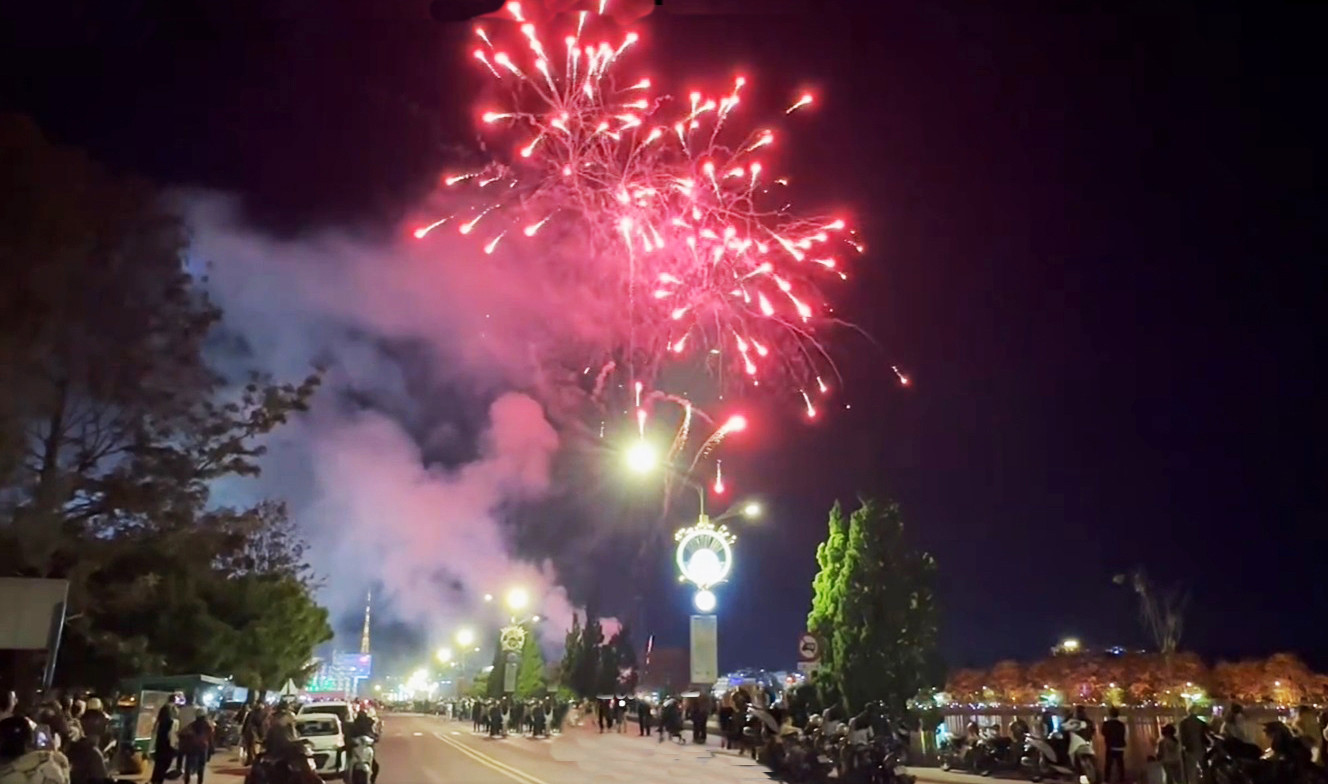 Bên hồ Xuân Hương Đà Lạt luôn có màn bắn pháo hoa đêm vào thời khắc giao thừa. Bên hồ Xuân Hương Đà Lạt luôn có màn bắn pháo hoa đêm vào thời khắc giao thừa.