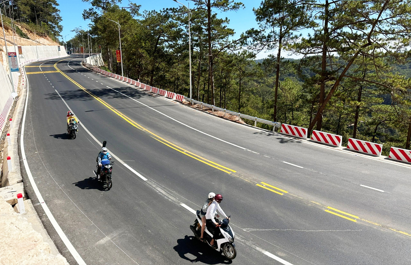 Đèo Prenn vừa được mở rộng gấp đôi để khắc phục tình trạng ùn tắc dịp lễ Tết Đèo Prenn vừa được mở rộng gấp đôi để khắc phục tình trạng ùn tắc dịp lễ Tết