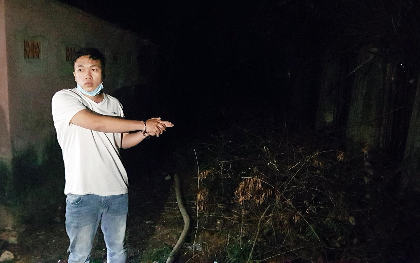 Đối tượng chỉ hướng đã đột nhập vào trường