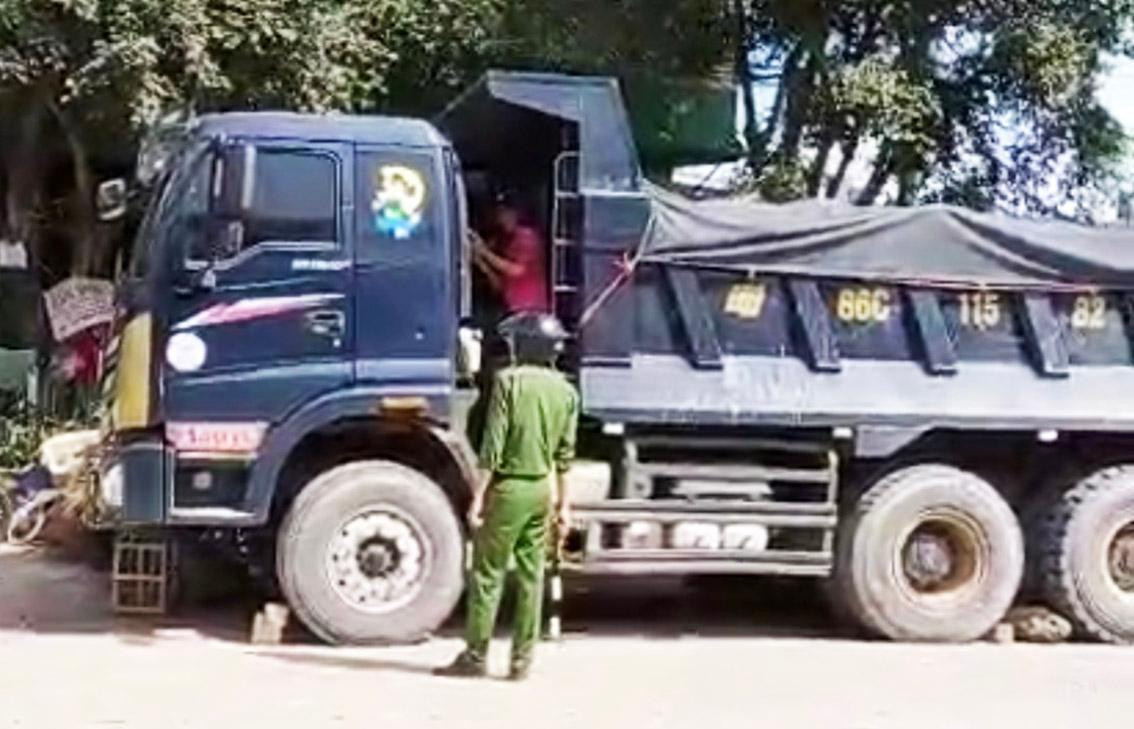 Nam thanh niên cố thủ trong ca bin Nam thanh niên cố thủ trong ca bin