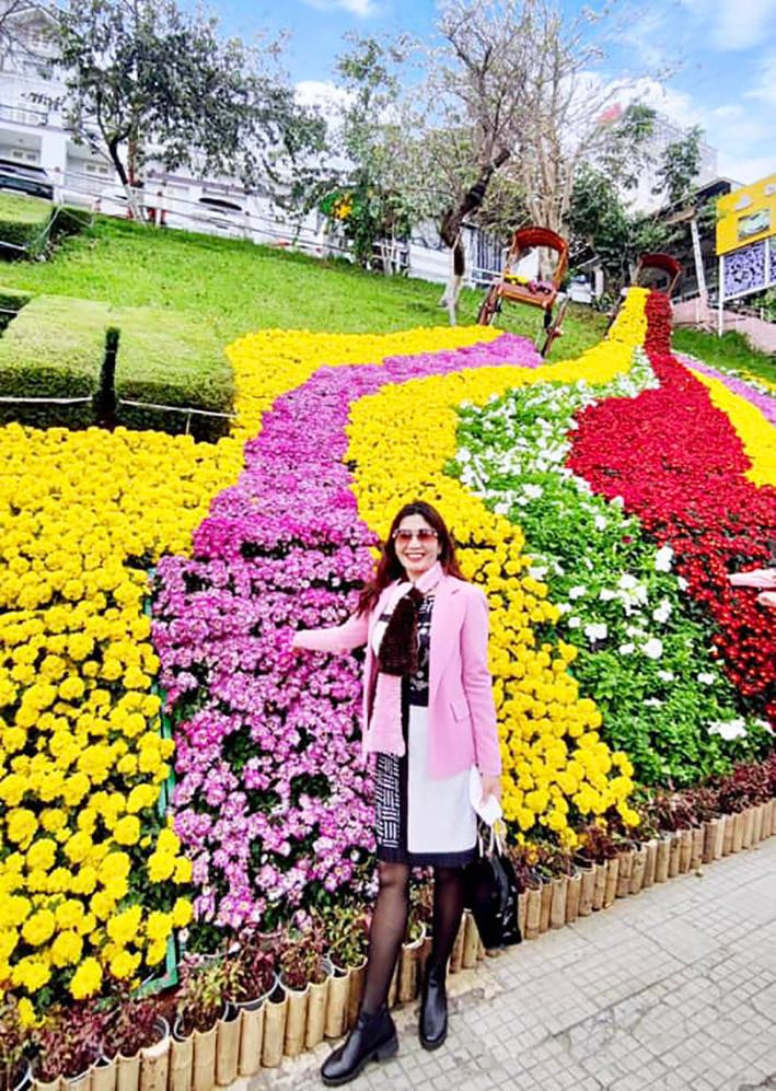 Chụp ảnh lưu niệm bên tiểu cảnh hoa rực rỡ trên đường Lê Đại Hành.