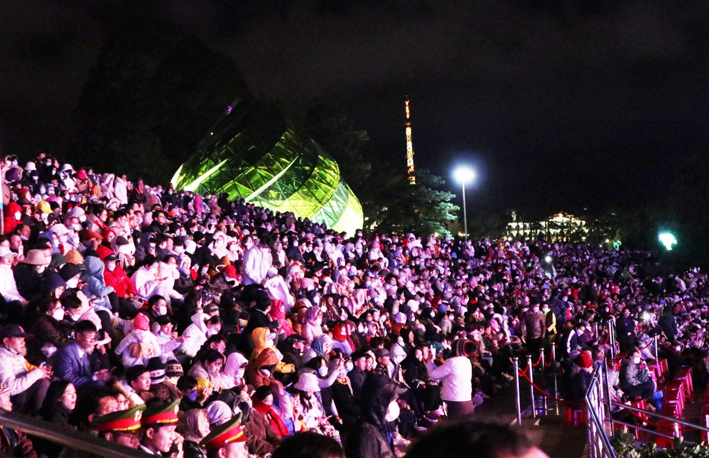 Đông đảo người dân tham dự Festival hoa tổ chức ngoài trời giữa đêm đông