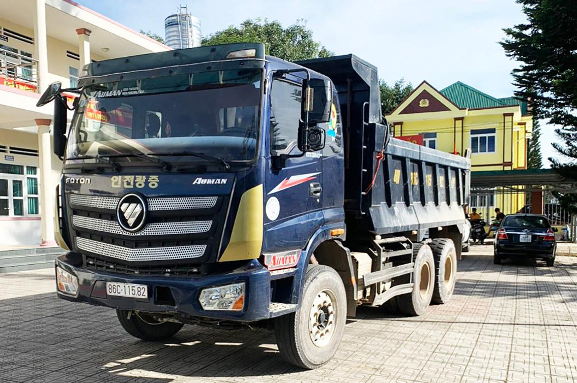 Lực lượng chức năng đưa xe về trụ sở cơ quan điều tra Lực lượng chức năng đưa xe về trụ sở cơ quan điều tra