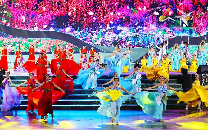 Sân khấu rực rỡ sắc màu