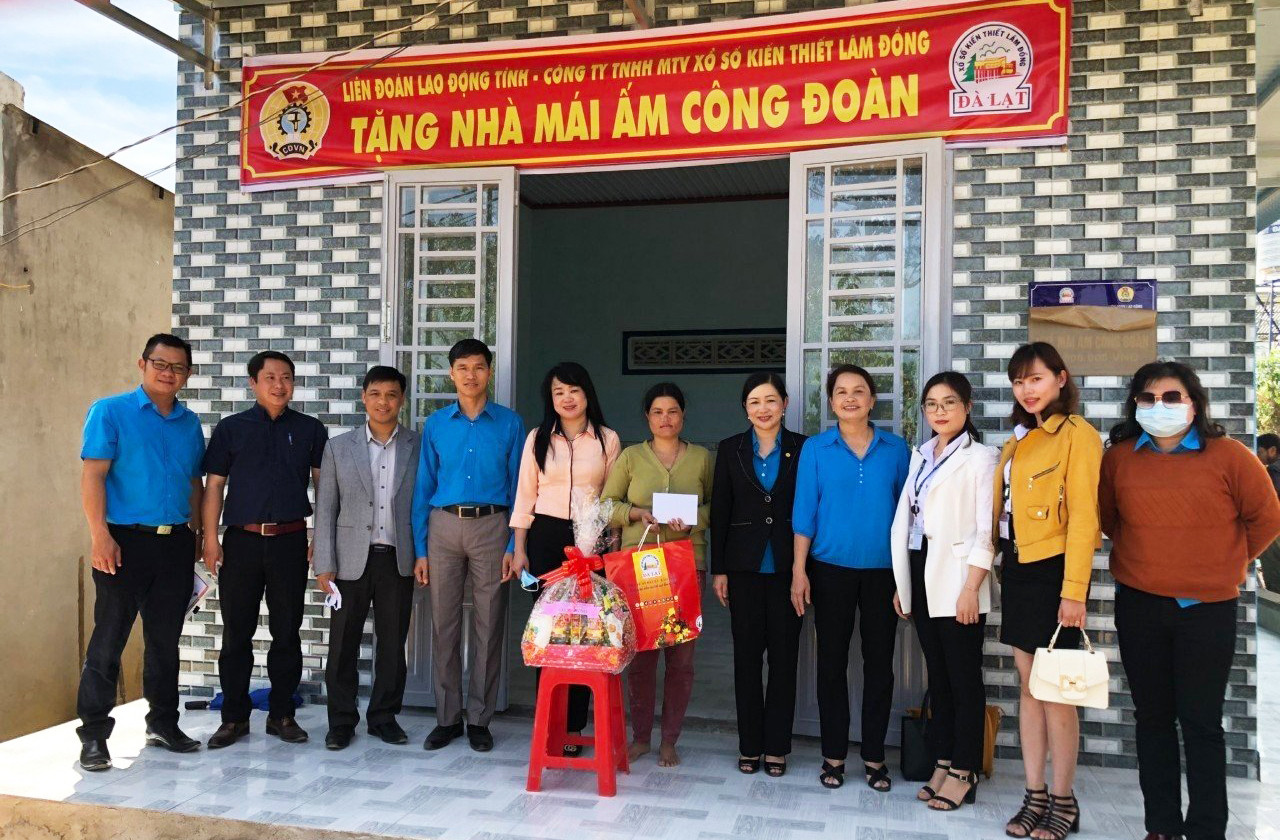 Tặng nhà mái ấm công đoàn cho người lao động