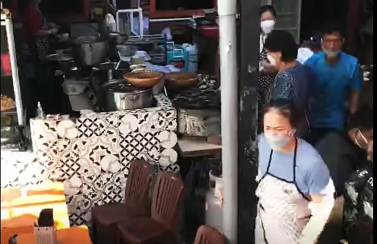 Người của quán ăn xông đến chỗ du khách quay video. Ảnh cắt từ clip