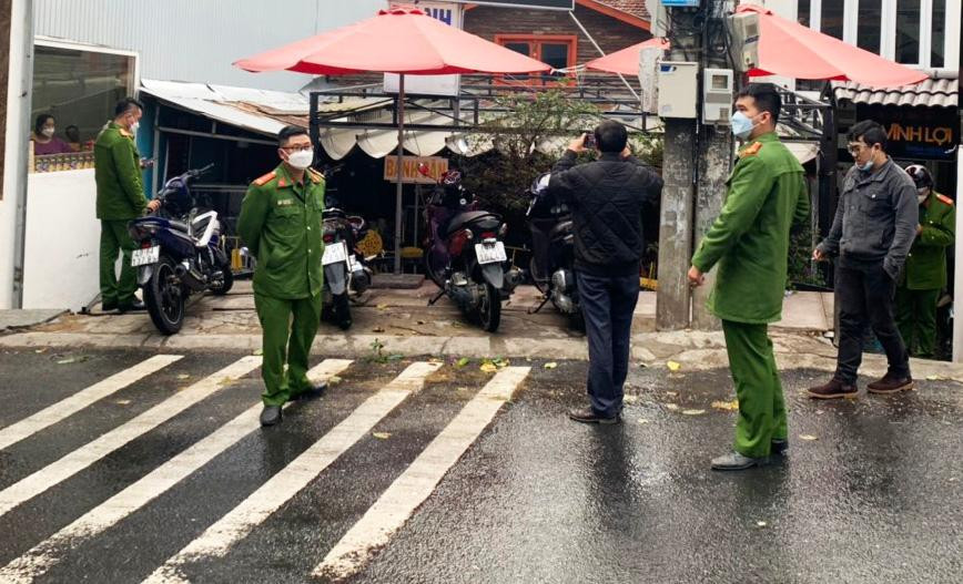 Lực lượng chức năng đến quán ăn để xác minh vụ việc. Ảnh: CTV