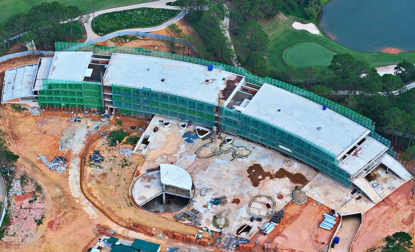 Tòa nhà không phép đồ sộ trên Đồi Cù - Đà Lạt. Tòa nhà không phép đồ sộ trên Đồi Cù - Đà Lạt.