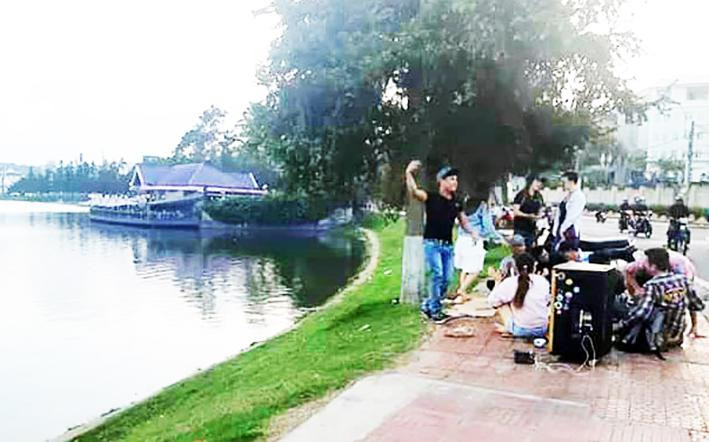 Nhóm thanh niên mang loa kẹo kéo ra hồ Xuân Hương hát hò gây ồn ào