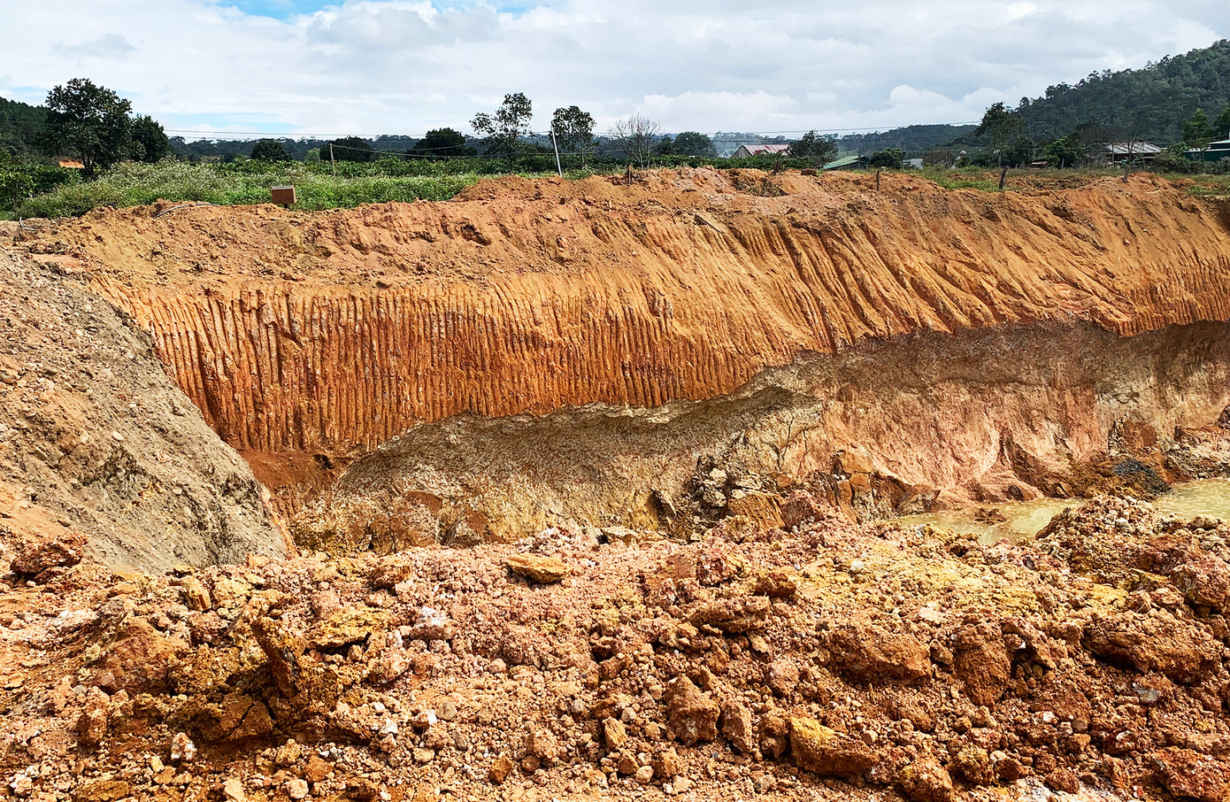 Một vụ khai thác khoáng sản trái phép tại huyện Đức Trọng