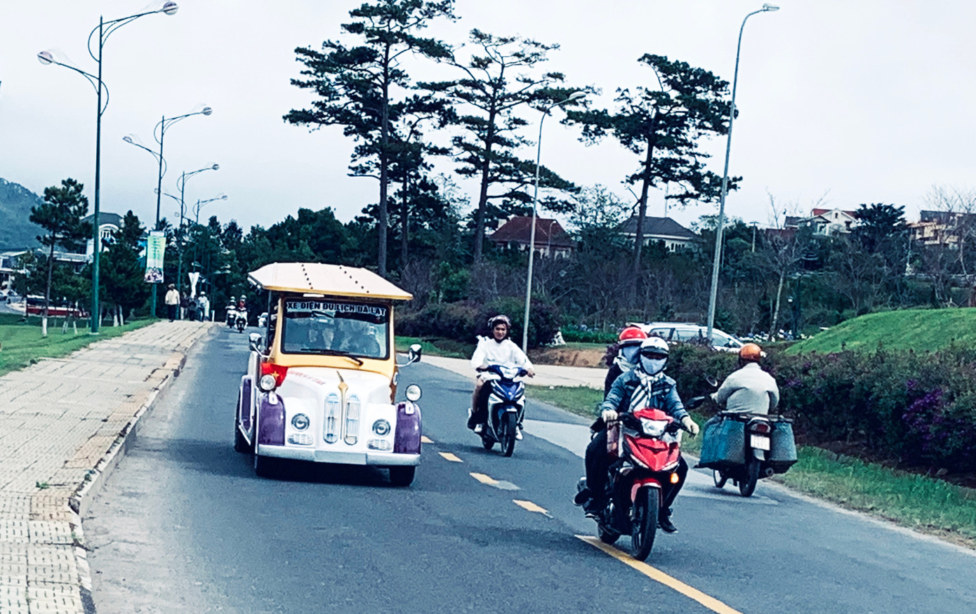 Xe điện chở khách tham quan trên đường phố Đà Lạt