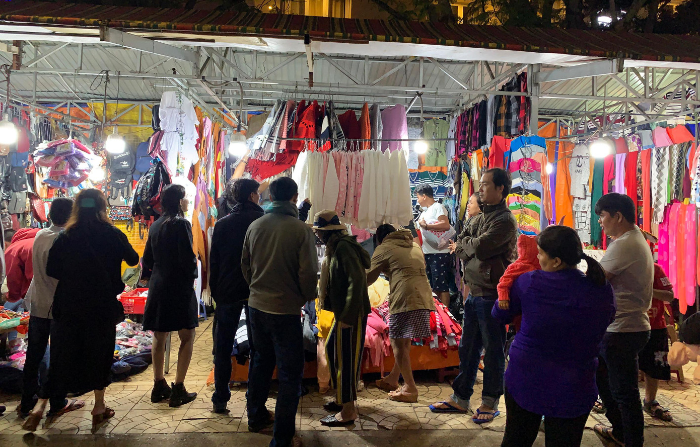 Các quầy bán hàng len ở chợ đêm Đà Lạt