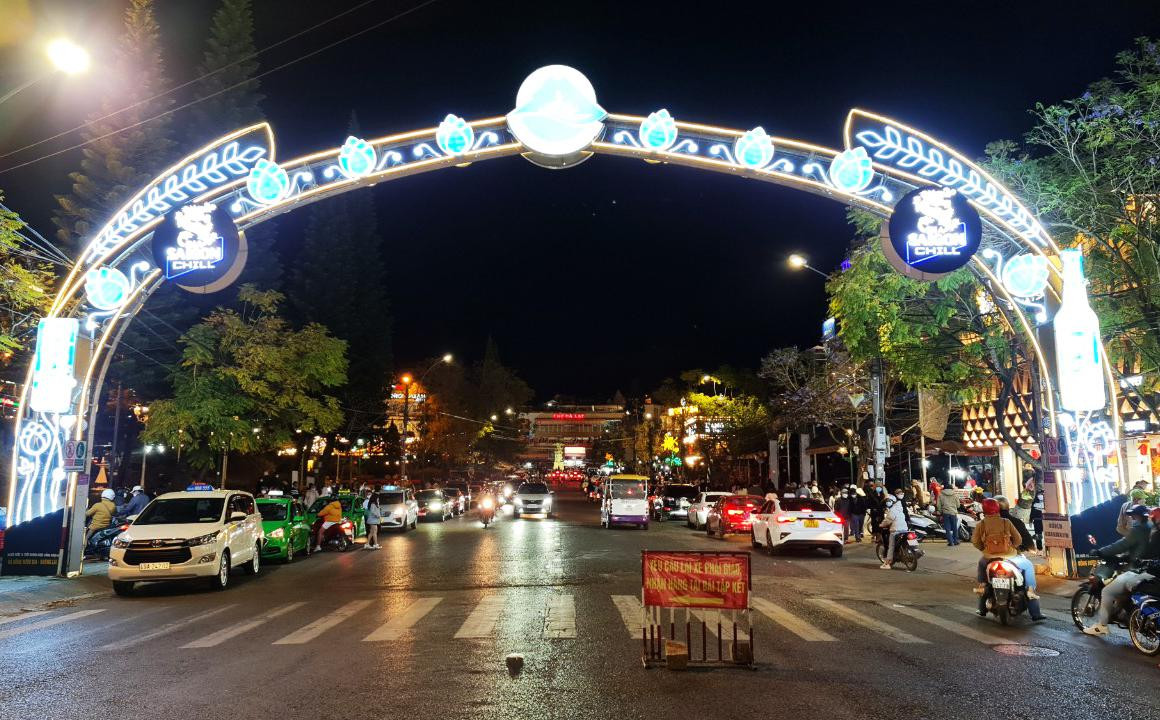 Chợ đêm Đà Lạt tạm đóng cửa, trở thành nơi đậu xe cho khách vãng lai
