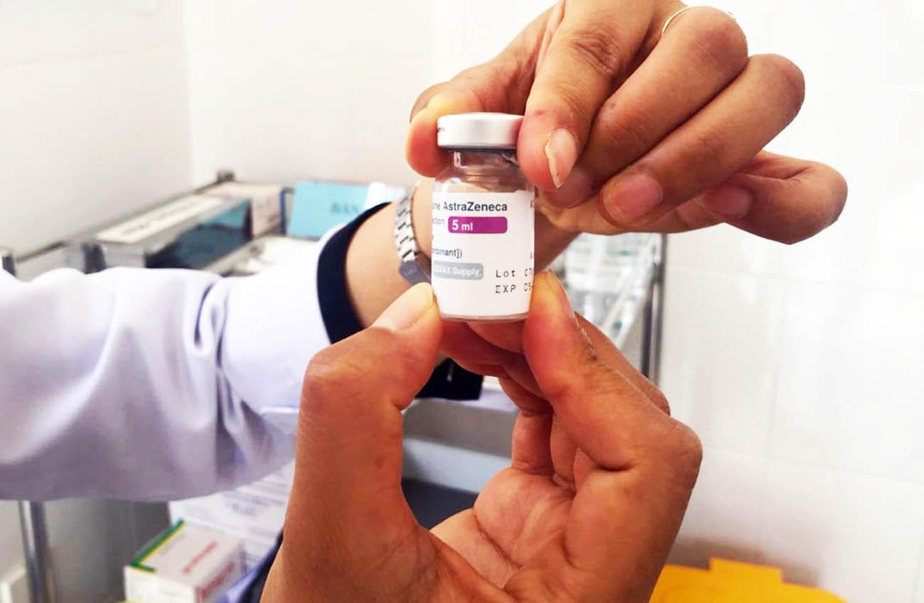 Một loại vắc-xin phòng chống COVID-19 đang được tiêm ở Lâm Đồng