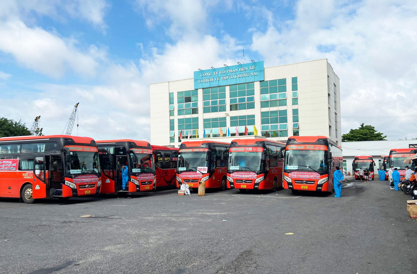 Đoàn xe đón công dân Lâm Đồng ở tỉnh Đồng Nai