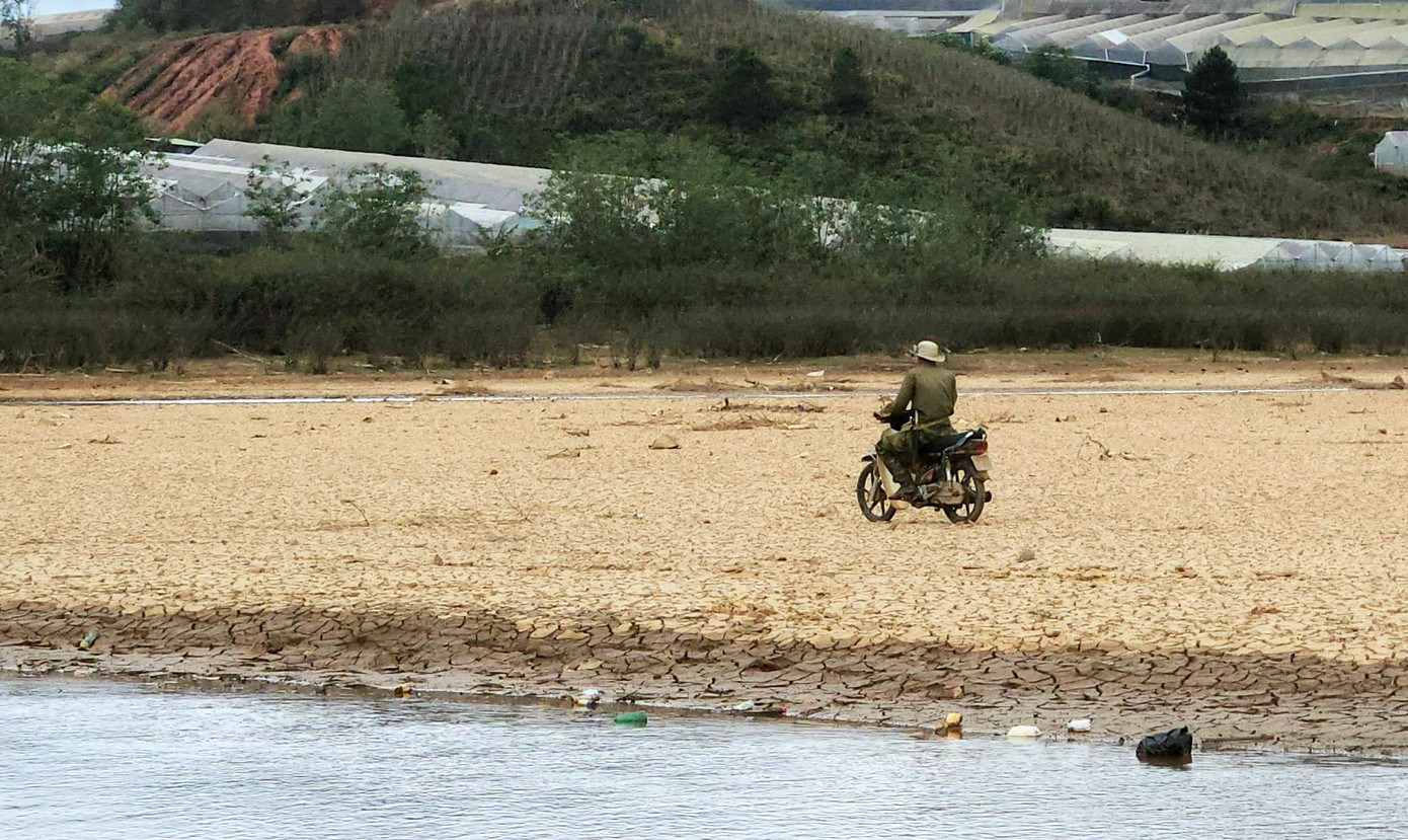 Chạy xe máy trong lòng hồ Đan Kia-Suối Vàng