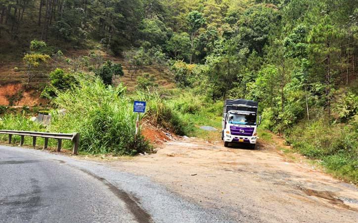 Xe tải choán chỗ trên đường cứu nạn ở đèo Mimosa