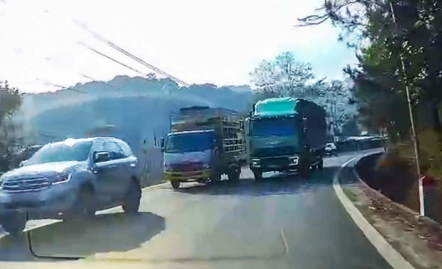 Xe tải vượt ẩu trên đèo Mimosa. Ảnh cắt từ clip