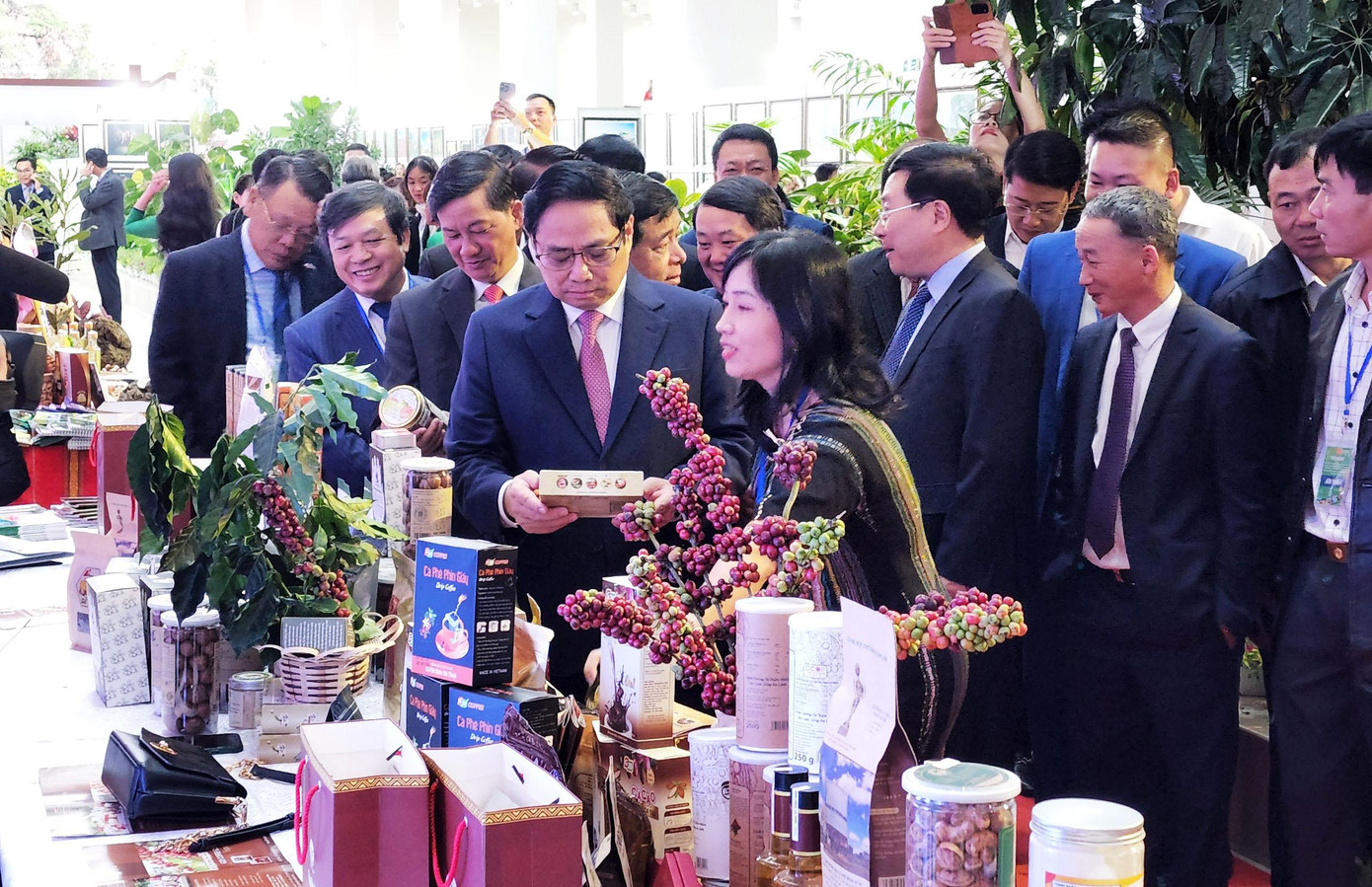 Thủ tướng tham quan nơi trưng bày các sản phẩm thế mạnh ở Tây Nguyên