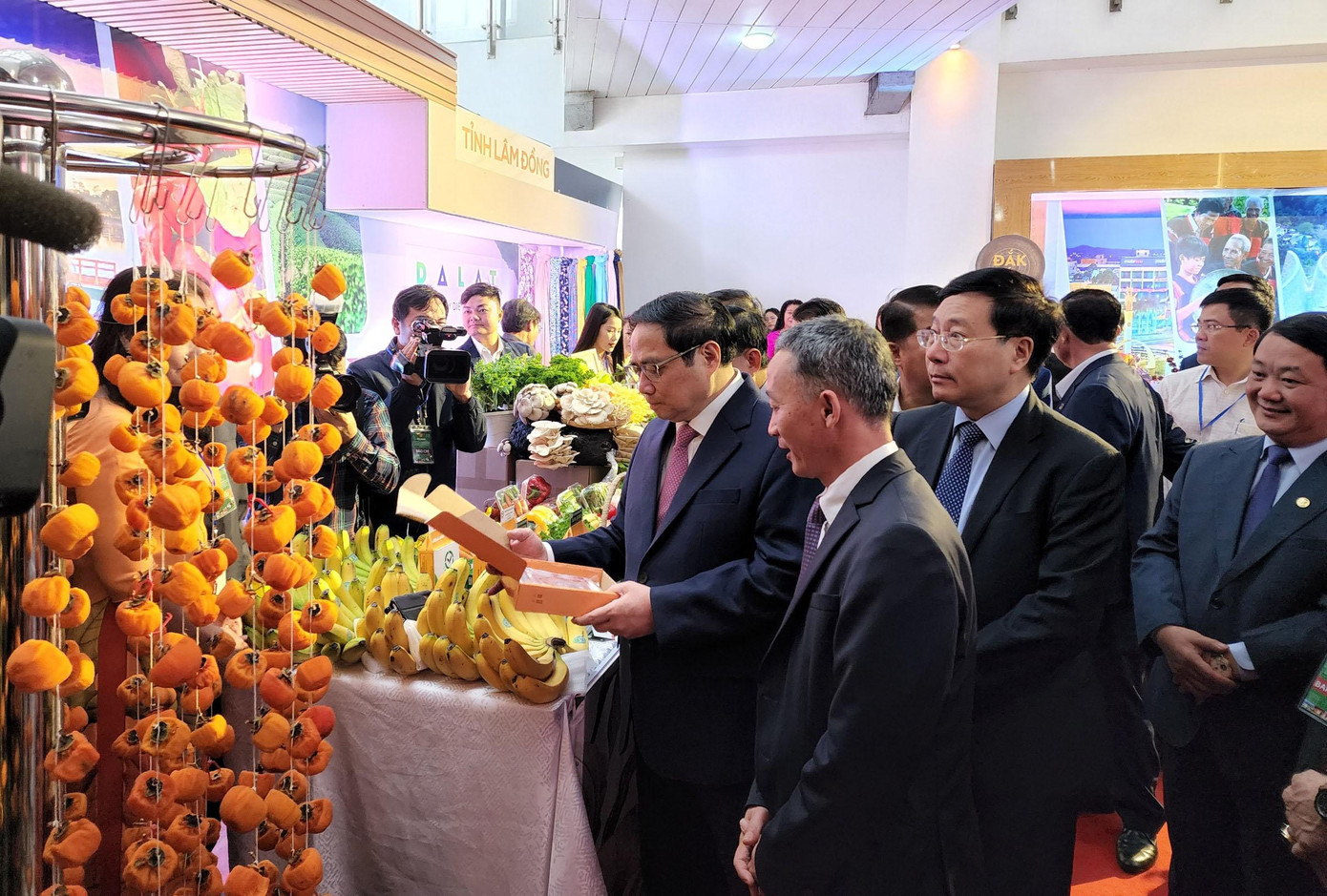 Thủ tướng tham quan gian trưng bày đặc sản của Lâm Đồng