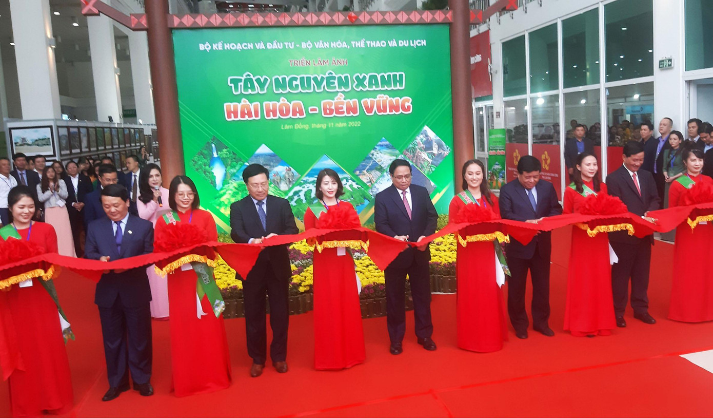 Cắt băng khai mạc triển lãm ảnh về Tây Nguyên